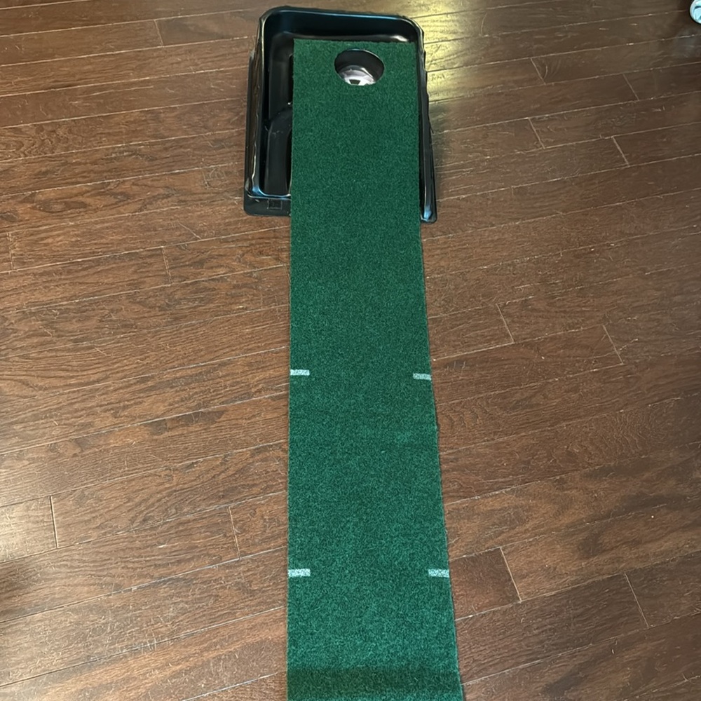 Green Putting Mat with Ball Return, includes NEW box of Taylor Made golf balls